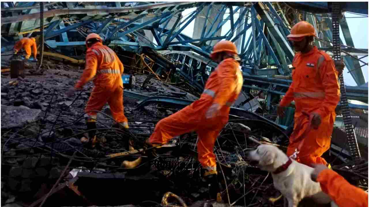 Crane fell on the slab of the bridge during the construction of Samruddhi Expressway